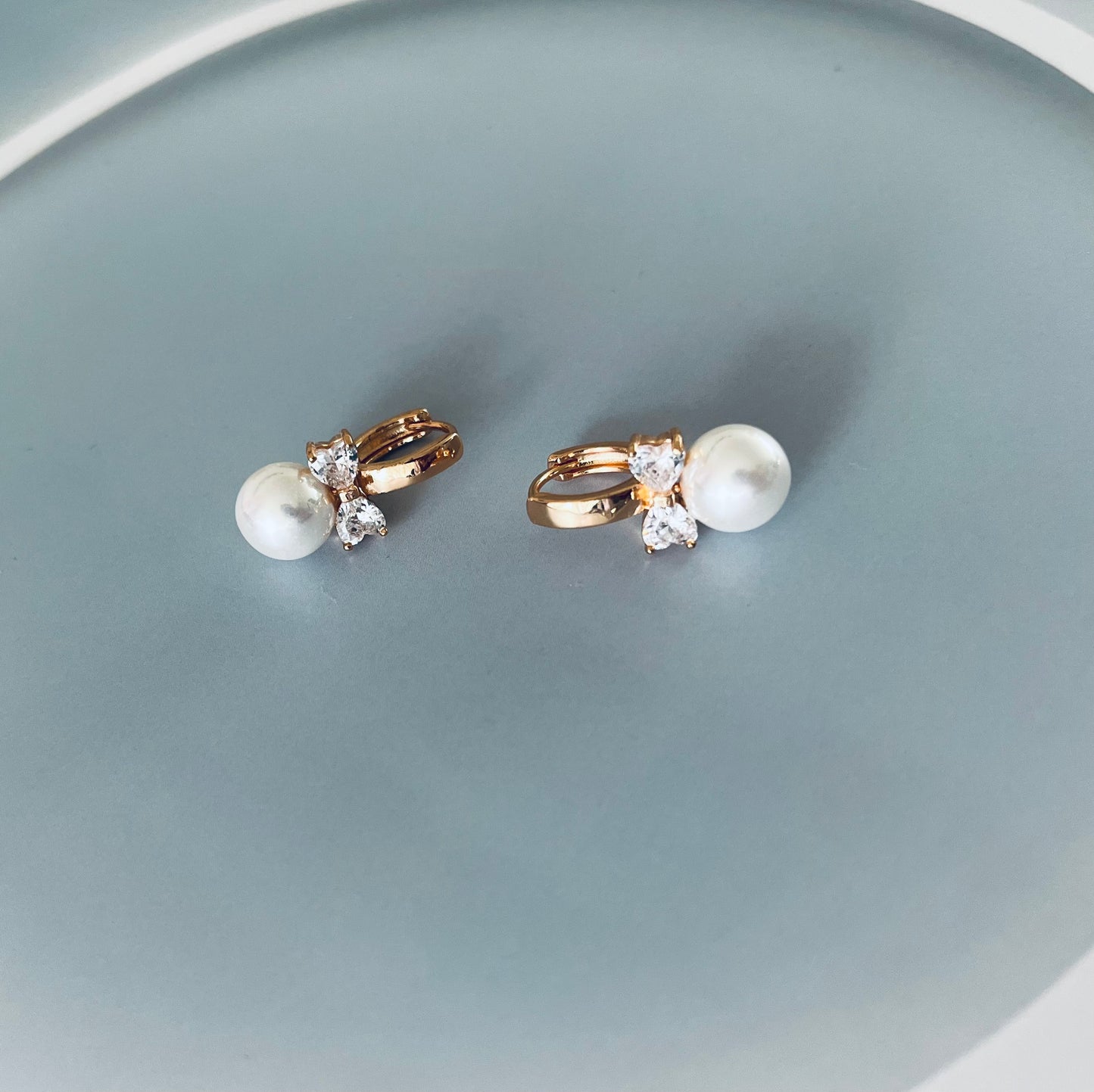 Pearl bow earrings