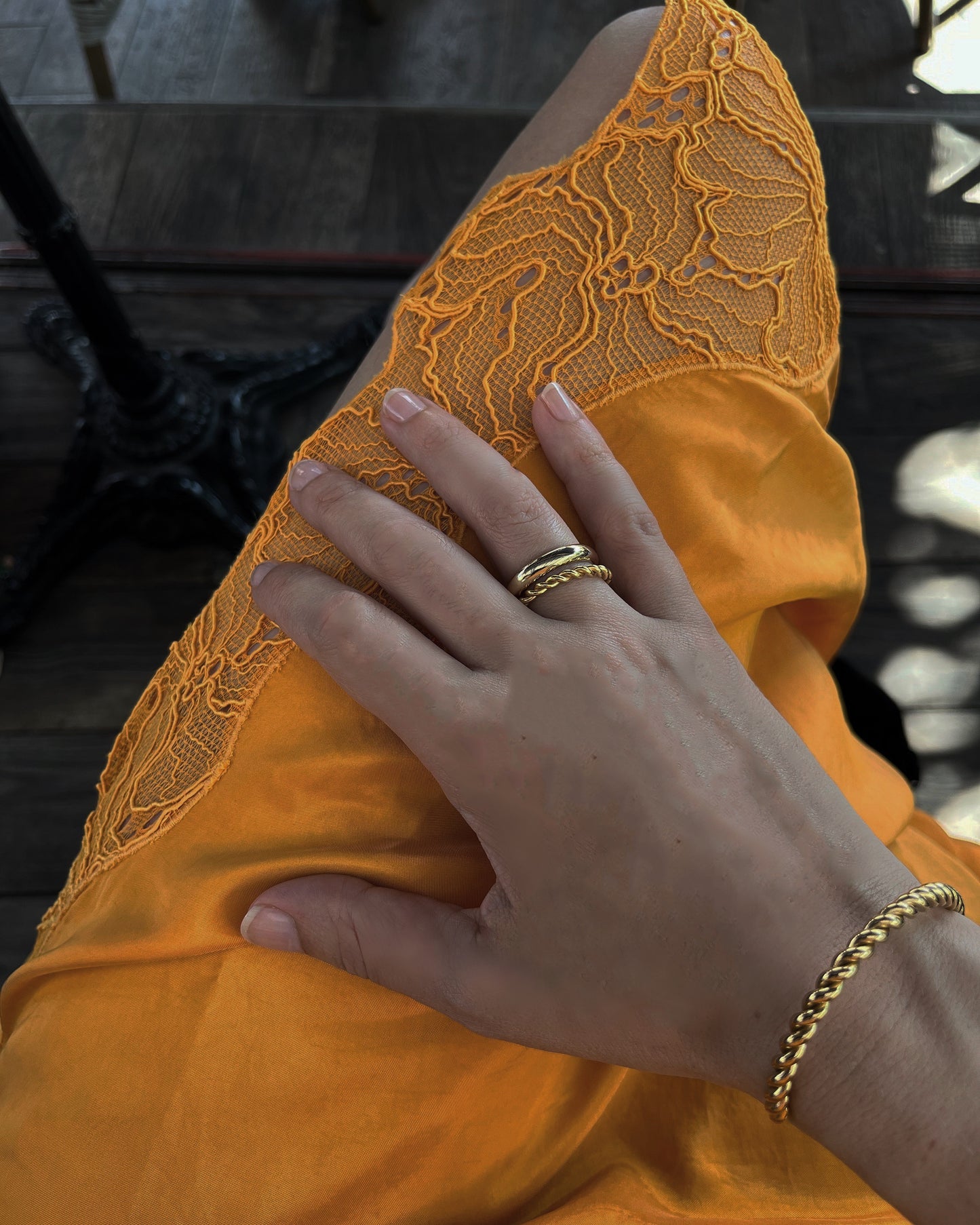 Twist open bracelet gold