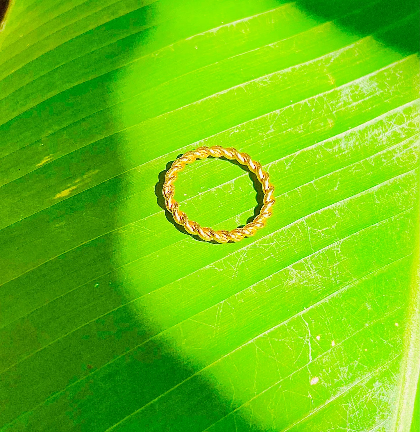 Twist ring yellow gold