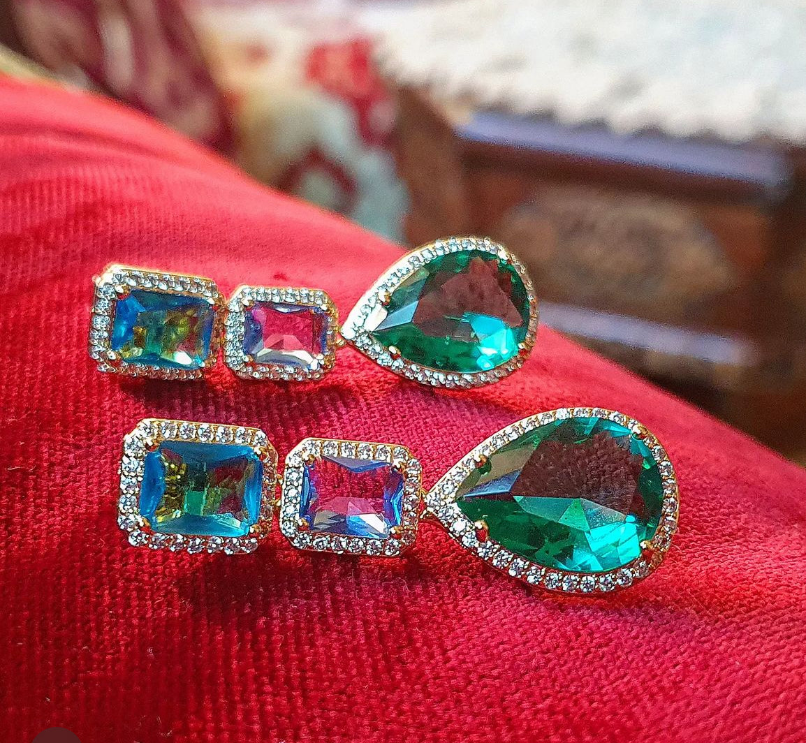 Golden earrings with diamonds and Topaz